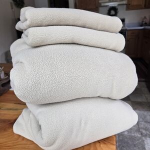 Cuddl Duds Cozy Beige King Size Fleece Sheet Set
